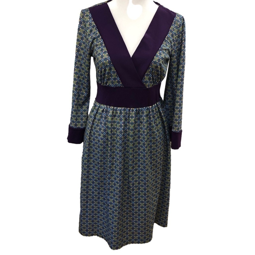 FITTED waist, flared skirt dress with 70’s inspired print. V-neck. Size S
